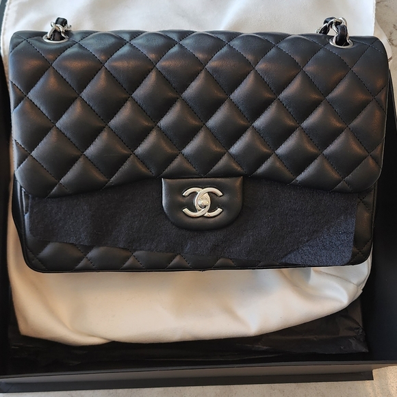 Large Lambskin Chanel Classic double flapbag - Picture 4 of 5